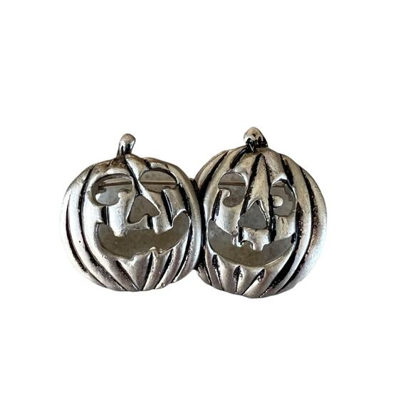Vintage Halloween Pumpkin Brooch Jack O Lantern Silver Tone Pin Fall Jewelry AAI - Picture 1 of 3